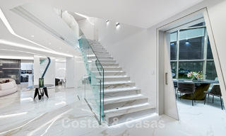 Villa de lujo de nueva construcción con diseño arquitectónico en venta, primera línea de playa en Los Monteros, Marbella 52299 