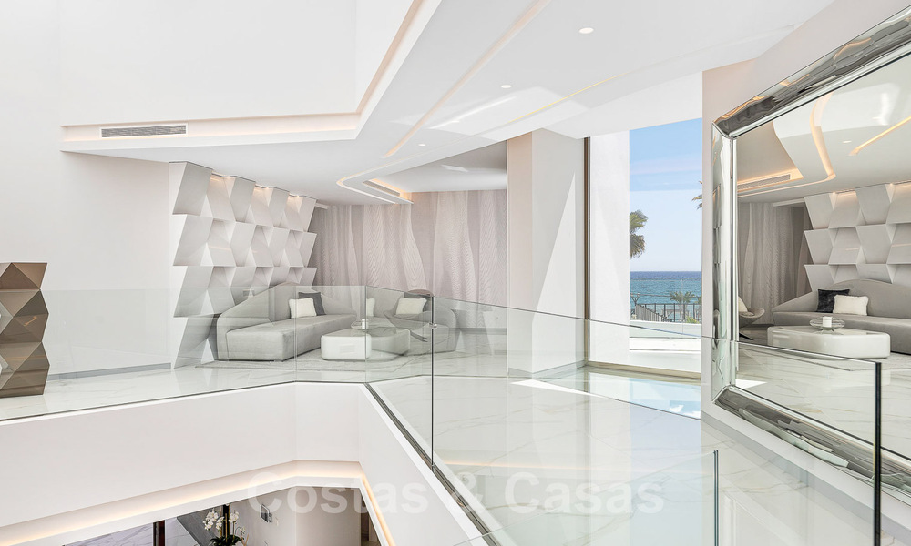 Villa de lujo de nueva construcción con diseño arquitectónico en venta, primera línea de playa en Los Monteros, Marbella 52300