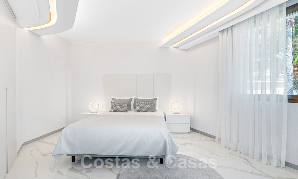 Villa de lujo de nueva construcción con diseño arquitectónico en venta, primera línea de playa en Los Monteros, Marbella 52301