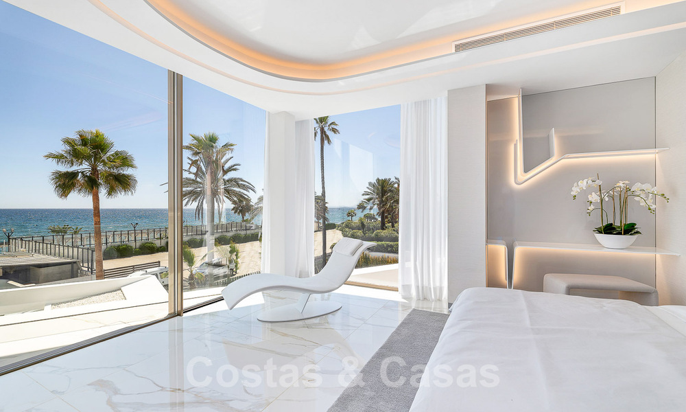 Villa de lujo de nueva construcción con diseño arquitectónico en venta, primera línea de playa en Los Monteros, Marbella 52302