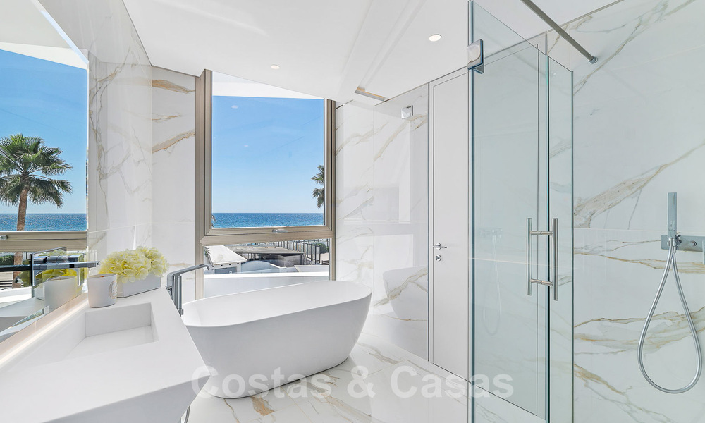 Villa de lujo de nueva construcción con diseño arquitectónico en venta, primera línea de playa en Los Monteros, Marbella 52303