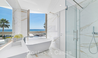 Villa de lujo de nueva construcción con diseño arquitectónico en venta, primera línea de playa en Los Monteros, Marbella 52303 