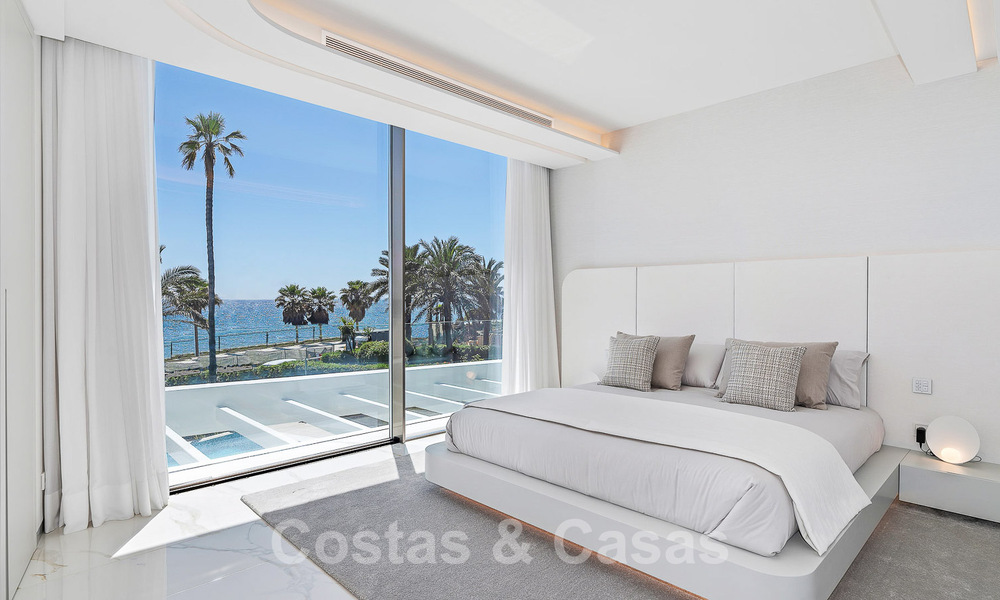 Villa de lujo de nueva construcción con diseño arquitectónico en venta, primera línea de playa en Los Monteros, Marbella 52304