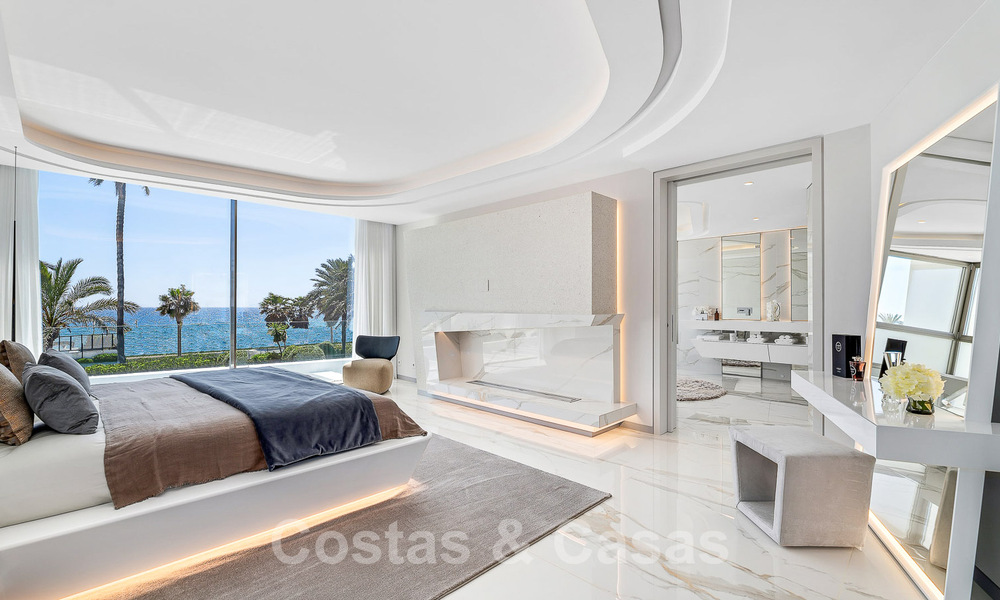 Villa de lujo de nueva construcción con diseño arquitectónico en venta, primera línea de playa en Los Monteros, Marbella 52305