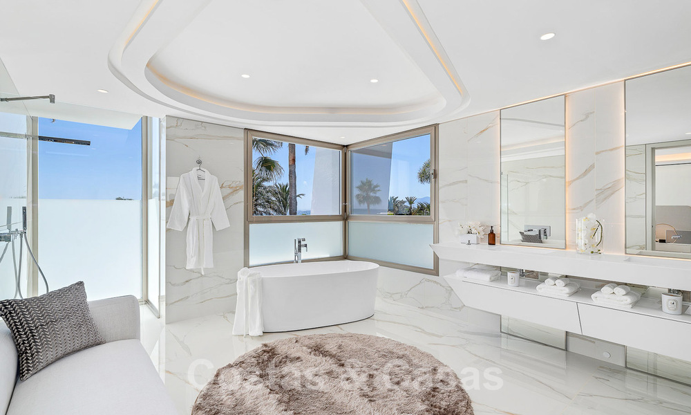 Villa de lujo de nueva construcción con diseño arquitectónico en venta, primera línea de playa en Los Monteros, Marbella 52306