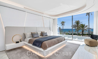 Villa de lujo de nueva construcción con diseño arquitectónico en venta, primera línea de playa en Los Monteros, Marbella 52307 