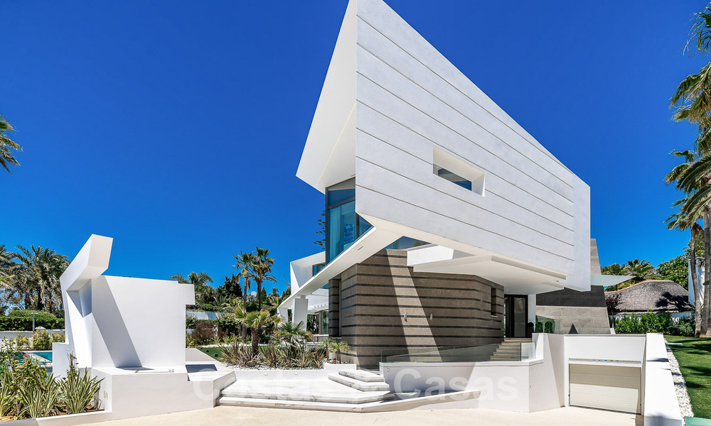 Villa de lujo de nueva construcción con diseño arquitectónico en venta, primera línea de playa en Los Monteros, Marbella 52311