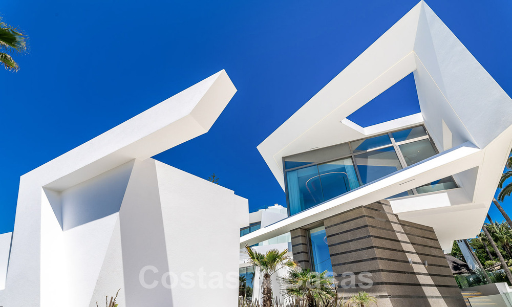 Villa de lujo de nueva construcción con diseño arquitectónico en venta, primera línea de playa en Los Monteros, Marbella 52312