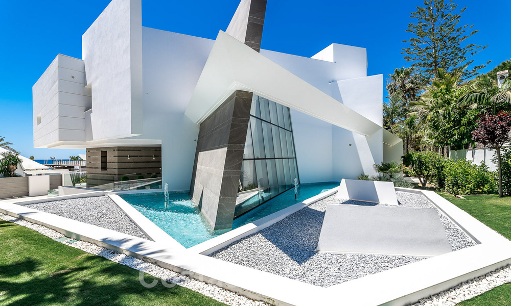 Villa de lujo de nueva construcción con diseño arquitectónico en venta, primera línea de playa en Los Monteros, Marbella 52313