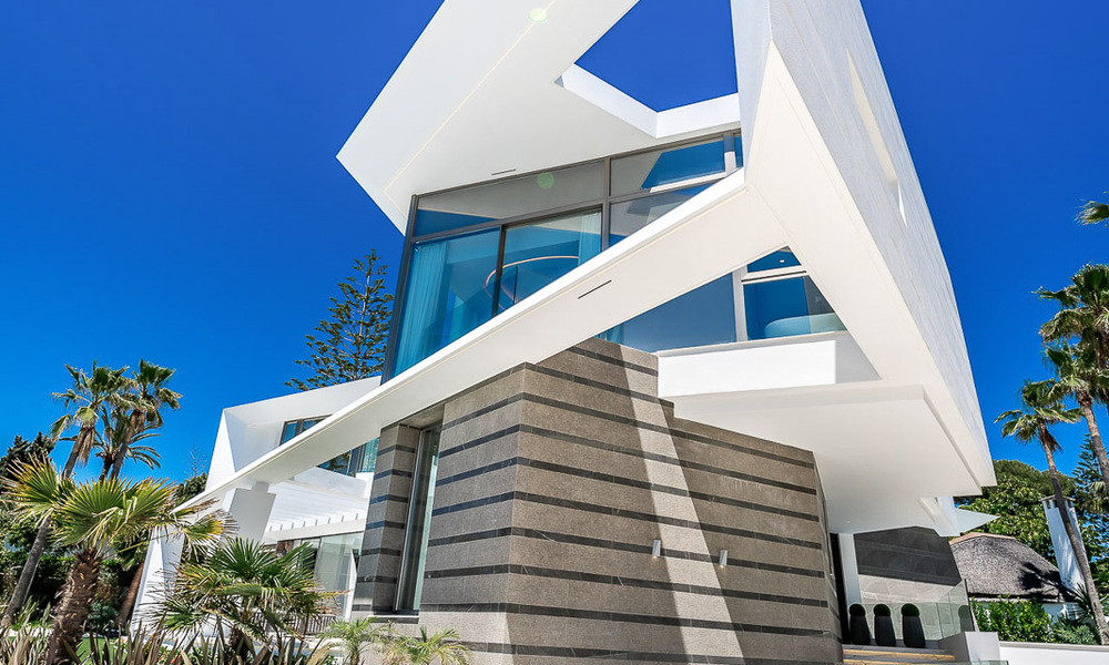 Villa de lujo de nueva construcción con diseño arquitectónico en venta, primera línea de playa en Los Monteros, Marbella 52315