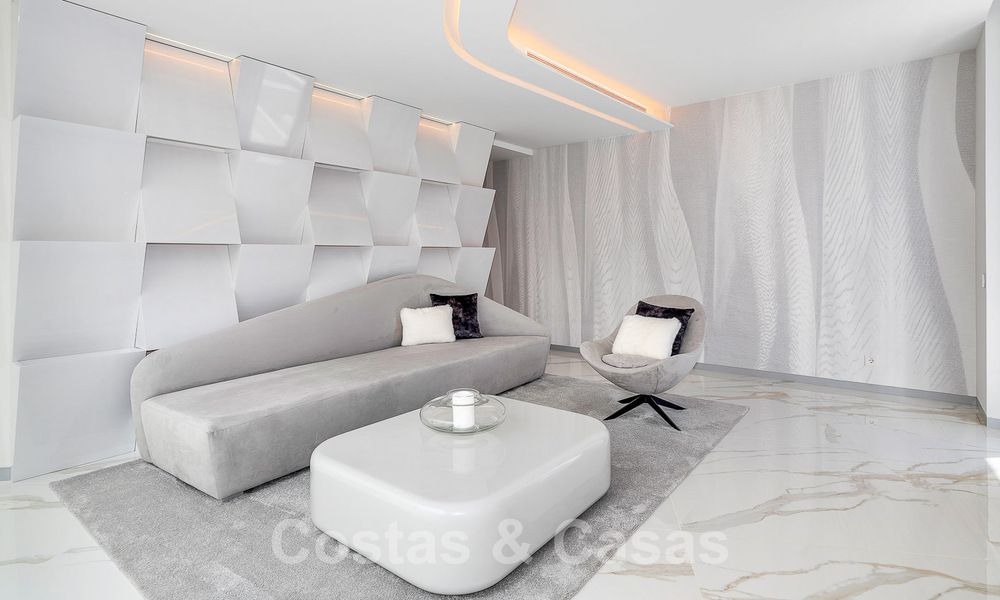 Villa de lujo de nueva construcción con diseño arquitectónico en venta, primera línea de playa en Los Monteros, Marbella 52316