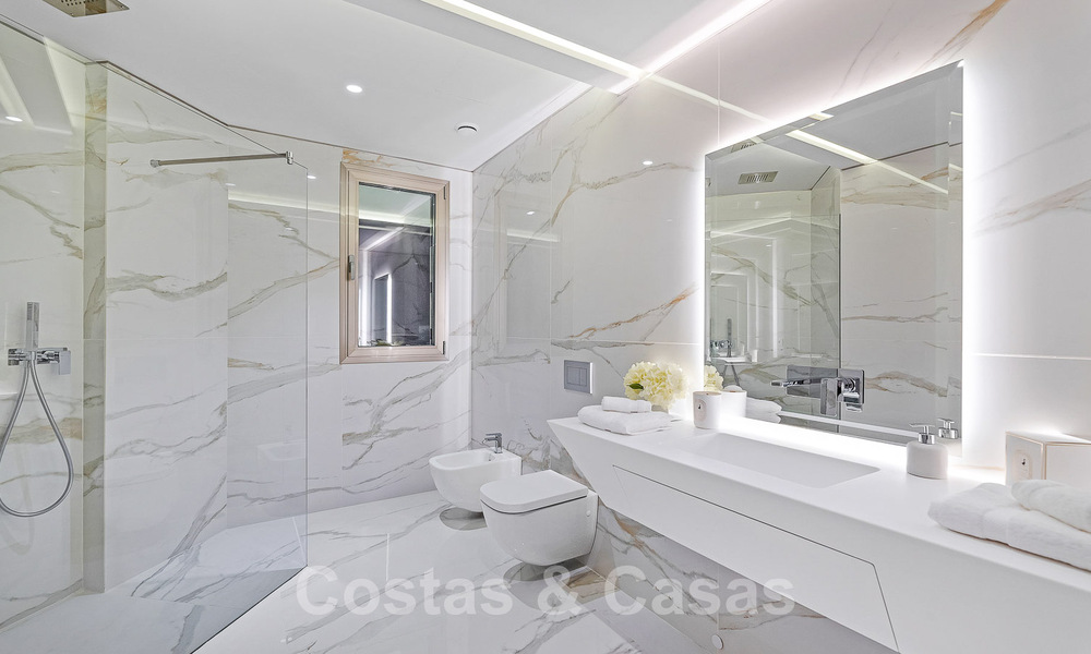 Villa de lujo de nueva construcción con diseño arquitectónico en venta, primera línea de playa en Los Monteros, Marbella 52317