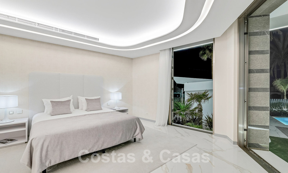 Villa de lujo de nueva construcción con diseño arquitectónico en venta, primera línea de playa en Los Monteros, Marbella 52318