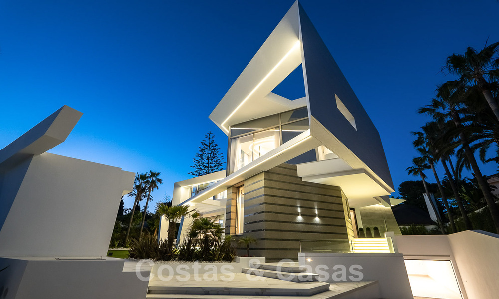 Villa de lujo de nueva construcción con diseño arquitectónico en venta, primera línea de playa en Los Monteros, Marbella 52319