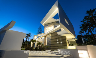 Villa de lujo de nueva construcción con diseño arquitectónico en venta, primera línea de playa en Los Monteros, Marbella 52319 