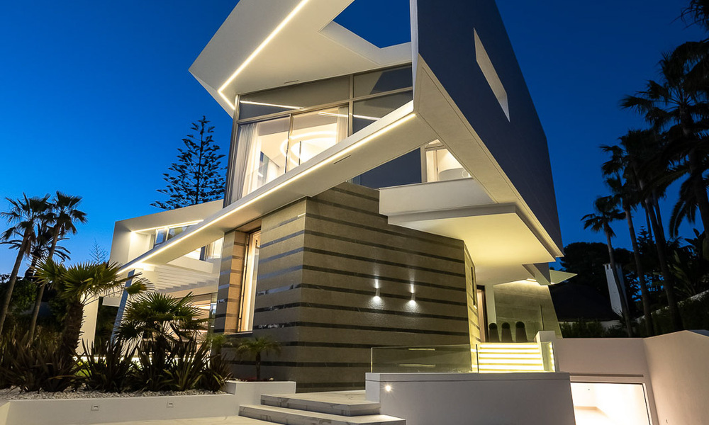 Villa de lujo de nueva construcción con diseño arquitectónico en venta, primera línea de playa en Los Monteros, Marbella 52321