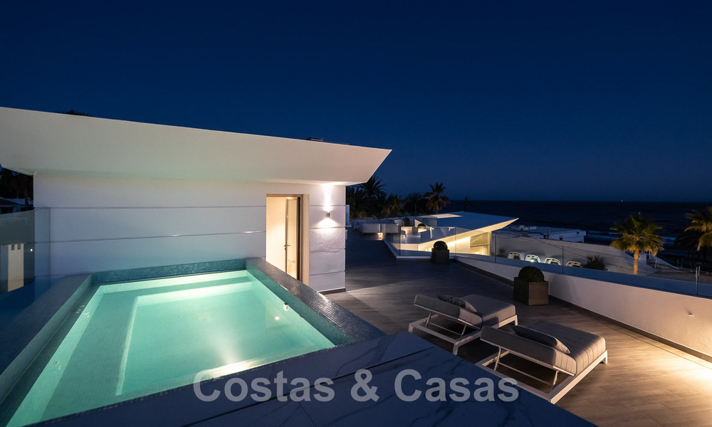Villa de lujo de nueva construcción con diseño arquitectónico en venta, primera línea de playa en Los Monteros, Marbella 52322