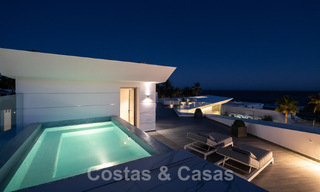 Villa de lujo de nueva construcción con diseño arquitectónico en venta, primera línea de playa en Los Monteros, Marbella 52322 