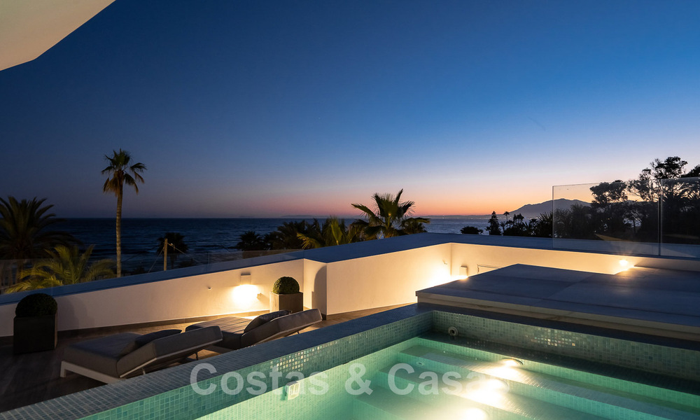 Villa de lujo de nueva construcción con diseño arquitectónico en venta, primera línea de playa en Los Monteros, Marbella 52324