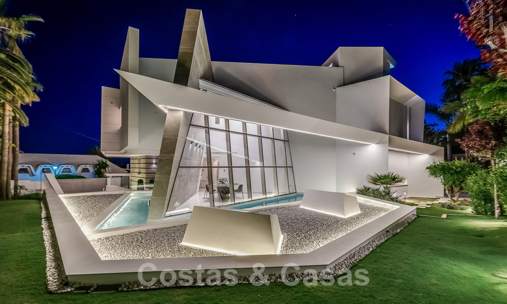 Villa de lujo de nueva construcción con diseño arquitectónico en venta, primera línea de playa en Los Monteros, Marbella 52326
