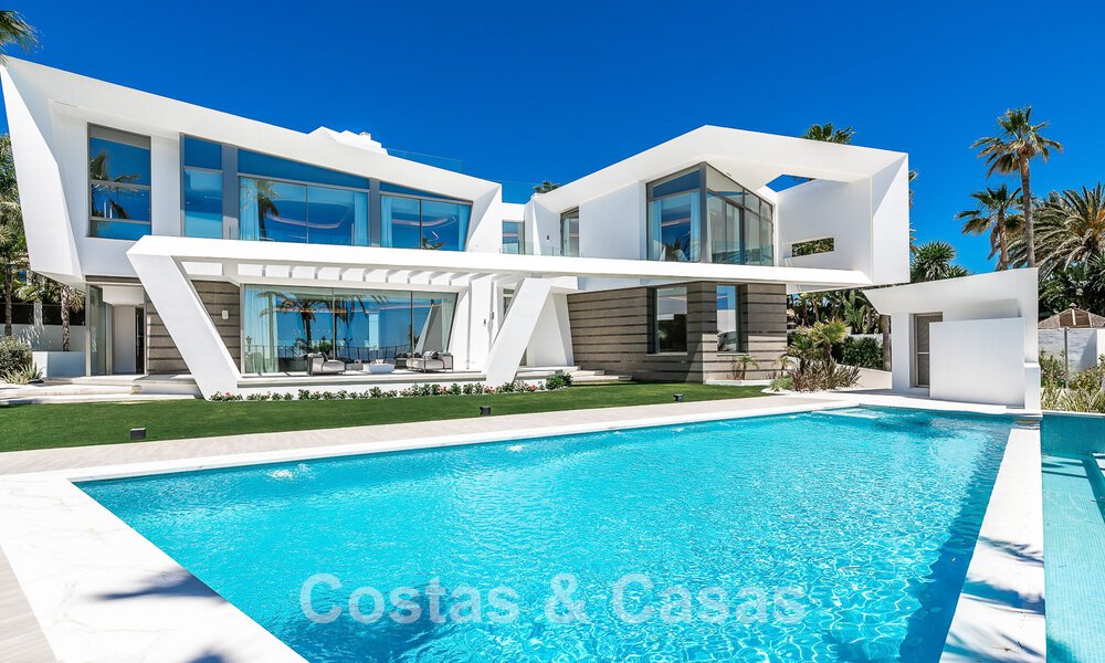 Villa de lujo de nueva construcción con diseño arquitectónico en venta, primera línea de playa en Los Monteros, Marbella 52328