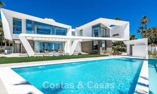 Villa de lujo de nueva construcción con diseño arquitectónico en venta, primera línea de playa en Los Monteros, Marbella 52328 