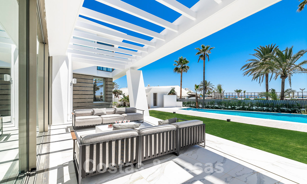 Villa de lujo de nueva construcción con diseño arquitectónico en venta, primera línea de playa en Los Monteros, Marbella 52329