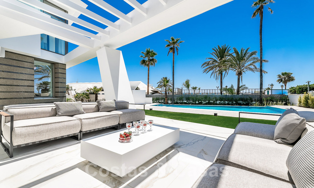 Villa de lujo de nueva construcción con diseño arquitectónico en venta, primera línea de playa en Los Monteros, Marbella 52330