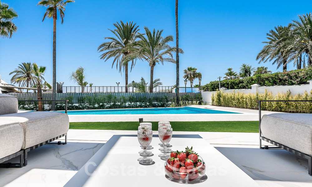 Villa de lujo de nueva construcción con diseño arquitectónico en venta, primera línea de playa en Los Monteros, Marbella 52331