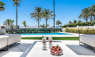 Villa de lujo de nueva construcción con diseño arquitectónico en venta, primera línea de playa en Los Monteros, Marbella 52331 