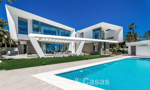 Villa de lujo de nueva construcción con diseño arquitectónico en venta, primera línea de playa en Los Monteros, Marbella 52332