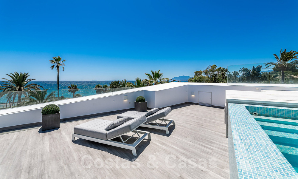 Villa de lujo de nueva construcción con diseño arquitectónico en venta, primera línea de playa en Los Monteros, Marbella 52333