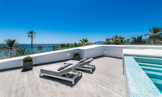 Villa de lujo de nueva construcción con diseño arquitectónico en venta, primera línea de playa en Los Monteros, Marbella 52333 