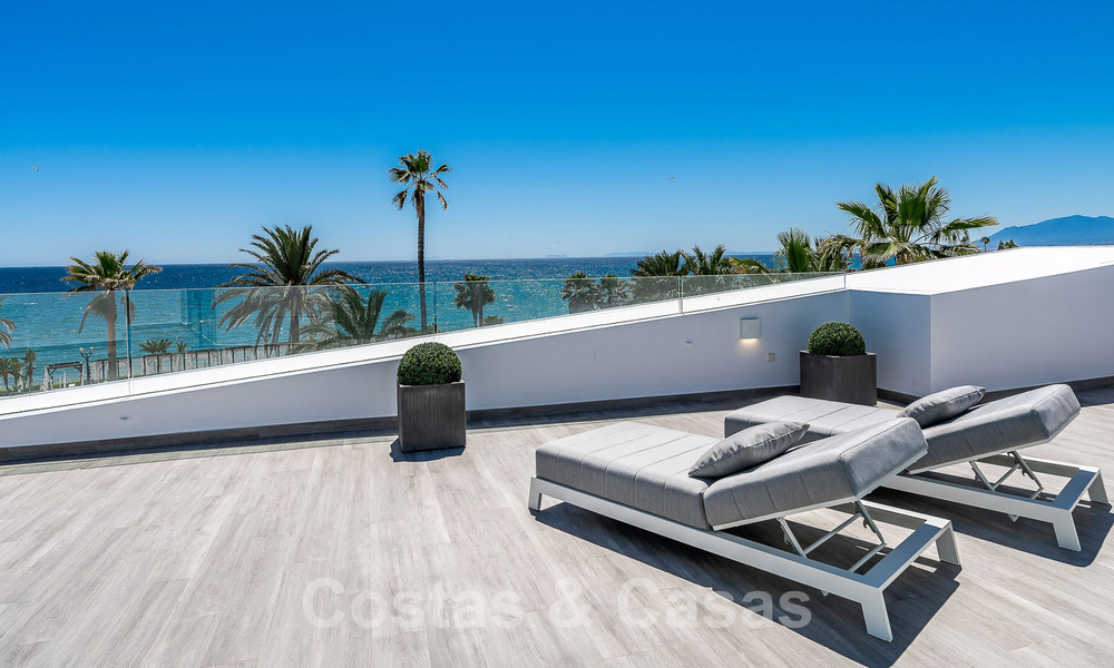 Villa de lujo de nueva construcción con diseño arquitectónico en venta, primera línea de playa en Los Monteros, Marbella 52334