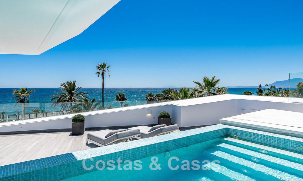 Villa de lujo de nueva construcción con diseño arquitectónico en venta, primera línea de playa en Los Monteros, Marbella 52335