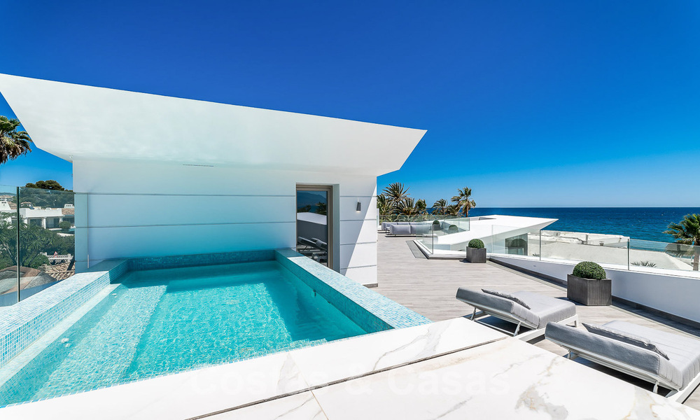 Villa de lujo de nueva construcción con diseño arquitectónico en venta, primera línea de playa en Los Monteros, Marbella 52336