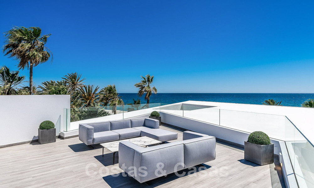 Villa de lujo de nueva construcción con diseño arquitectónico en venta, primera línea de playa en Los Monteros, Marbella 52337