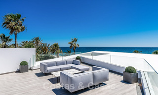 Villa de lujo de nueva construcción con diseño arquitectónico en venta, primera línea de playa en Los Monteros, Marbella 52337 