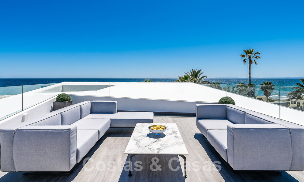 Villa de lujo de nueva construcción con diseño arquitectónico en venta, primera línea de playa en Los Monteros, Marbella 52338