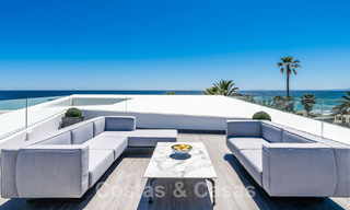 Villa de lujo de nueva construcción con diseño arquitectónico en venta, primera línea de playa en Los Monteros, Marbella 52338 