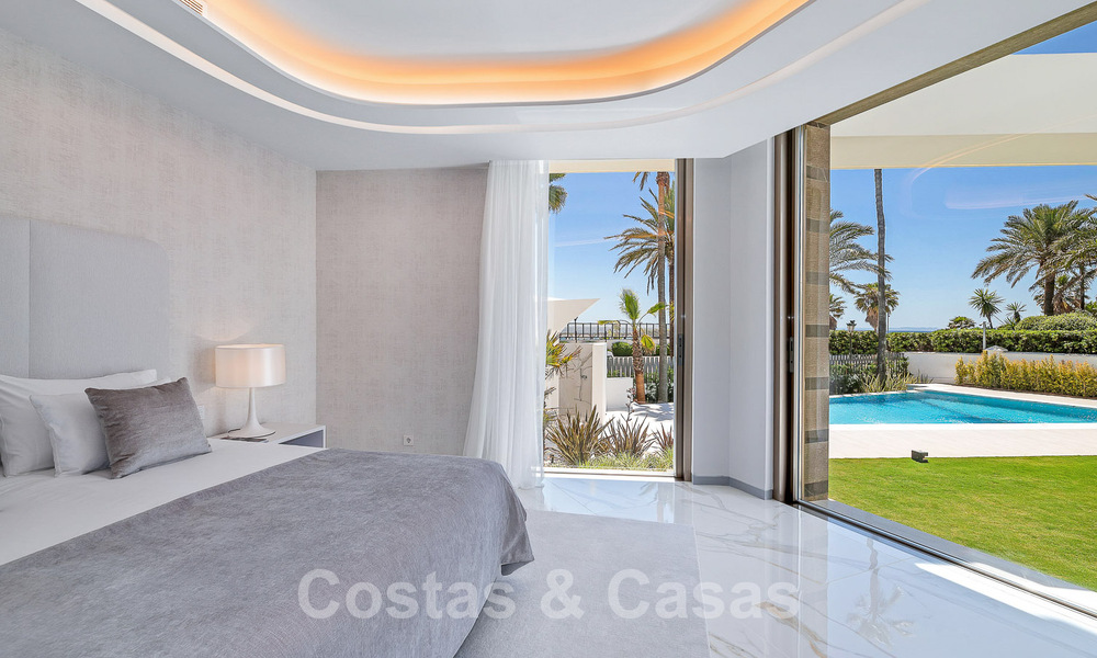 Villa de lujo de nueva construcción con diseño arquitectónico en venta, primera línea de playa en Los Monteros, Marbella 52340