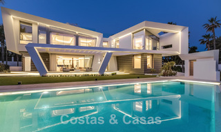 Villa de lujo de nueva construcción con diseño arquitectónico en venta, primera línea de playa en Los Monteros, Marbella 52341 