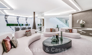 Villa de lujo de nueva construcción con diseño arquitectónico en venta, primera línea de playa en Los Monteros, Marbella 52342 