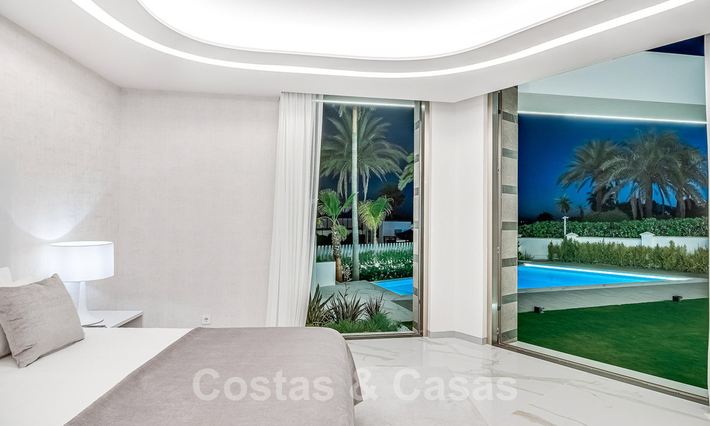 Villa de lujo de nueva construcción con diseño arquitectónico en venta, primera línea de playa en Los Monteros, Marbella 52343