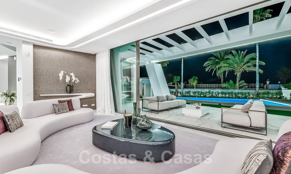 Villa de lujo de nueva construcción con diseño arquitectónico en venta, primera línea de playa en Los Monteros, Marbella 52344