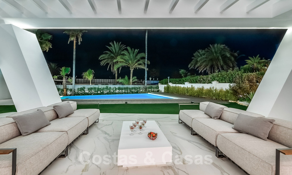 Villa de lujo de nueva construcción con diseño arquitectónico en venta, primera línea de playa en Los Monteros, Marbella 52345