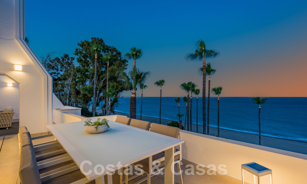 Ático contemporáneo reformado en venta en complejo en primera línea de playa con vistas frontales al mar, Nueva Milla de Oro entre Marbella y Estepona 52872