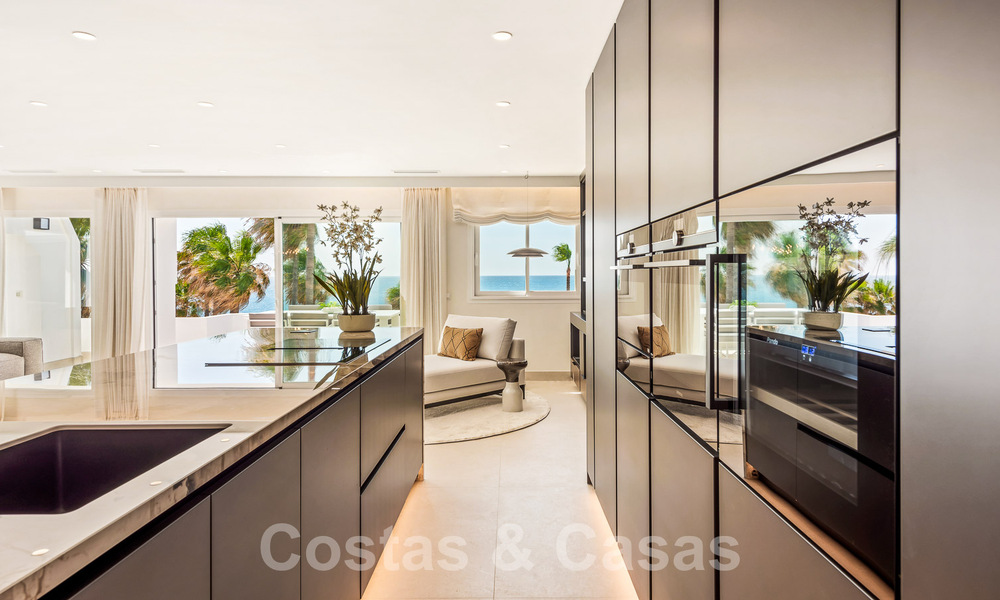 Ático contemporáneo reformado en venta en complejo en primera línea de playa con vistas frontales al mar, Nueva Milla de Oro entre Marbella y Estepona 52875