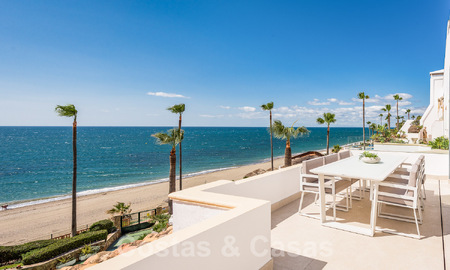 Ático contemporáneo reformado en venta en complejo en primera línea de playa con vistas frontales al mar, Nueva Milla de Oro entre Marbella y Estepona 52877