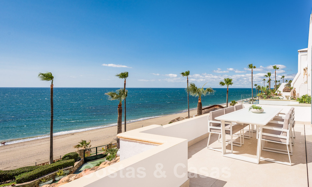 Ático contemporáneo reformado en venta en complejo en primera línea de playa con vistas frontales al mar, Nueva Milla de Oro entre Marbella y Estepona 52877